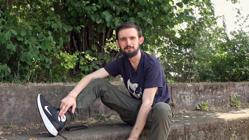 Jerrick (22) ist auf Wohnungs- und Jobsuche, steht sich aber selbst im Weg.. – Bild: RTL Zwei