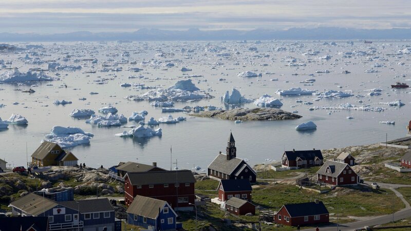 Durch den Klimawandel schmelzen die Eismassen und Grönlands Rohstoff-Schätze werden leichter zugänglich – einer der Gründe, warum US-Präsident Trump Besitzansprüche stellt. – Bild: ORF/​Temps Noir, RTBF, ARTE