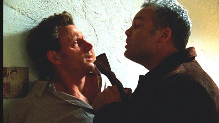 Gorens (Vincent D’Onofrio, l.) drogensüchtiger Bruder Frank (Tony Goldwyn) bittet ihn um Hilfe: Sein Sohn wurde wegen Drogenbesitzes verurteilt. Frank beteuert jedoch, dass dieser unschuldig sei. – Bild: RTL/​USA Network/​Will Hart/​KG /​ Inkognito