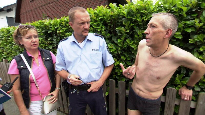 Julie Finlay (Elisabeth Shue) versucht herauszufinden, welche Rolle Gary Korlov (Steve Valentine) in der Kannibalismus-Fetisch-Szene Las Vegas' spielt. – Bild: TVNOW