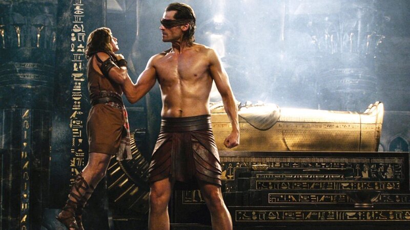 Bek (Brenton Thwaites, li.) und Horus (Nikolaj Coster-Waldau, re.) finden sich als Verbündete im Krieg gegen Set. – Bild: RTL II