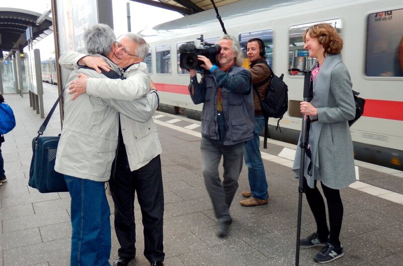 Erst spät hat Francis Boulouart seinen Bruder in Deutschland gefunden – Bild: phoenix