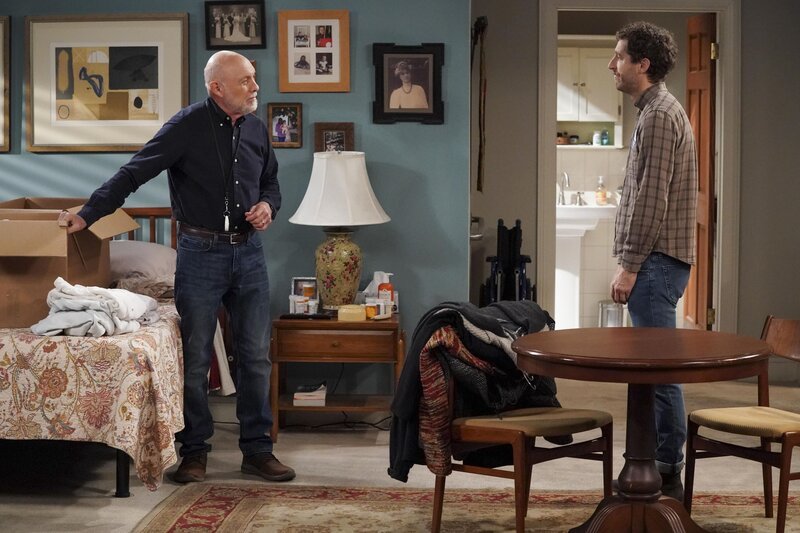 Harry (Hector Elizondo, l.); Drew Dunbar (Thomas Middleditch, r.) – Bild: Warner Bros Entertainment Inc.