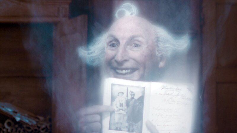 Der Geist von Otto Leonhard (Otto Waalkes) sorgt mit allen Mitteln dafür, dass seine Schule nicht geschlossen wird. Dafür verwendet er einige verrückte Zaubereien. Doch ob es reicht? – Bild: MG RTL D