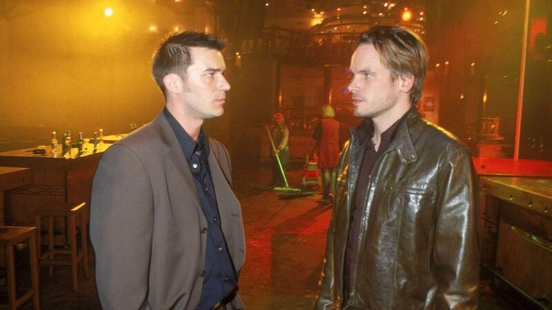 Kant (Thomas Scharff, li.), der Betreiber der Großdiskothek „Planet Fun“, kommt mit dem Sportstudenten und Drogenproduzenten Mike (Wanja Mues) ins Gespräch und bestellt 10 Kilo der neuen Partydroge. – Bild: MG RTL D