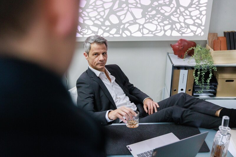 Ringo (Timothy Boldt, l.) konfrontiert Benedikt (Jens Hajek) offen mit seinem Verdacht, Joris’ wahrer Entführer zu sein. – Bild: RTL /​ Sebastian Meyer