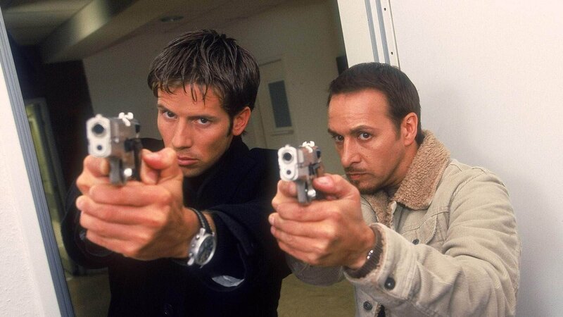 Jan (Christian Oliver, li.) und Semir (Erdogan Atalay) stellen einen Verdächtigen … – Bild: MG RTL D /​ Martin Kurtenbach