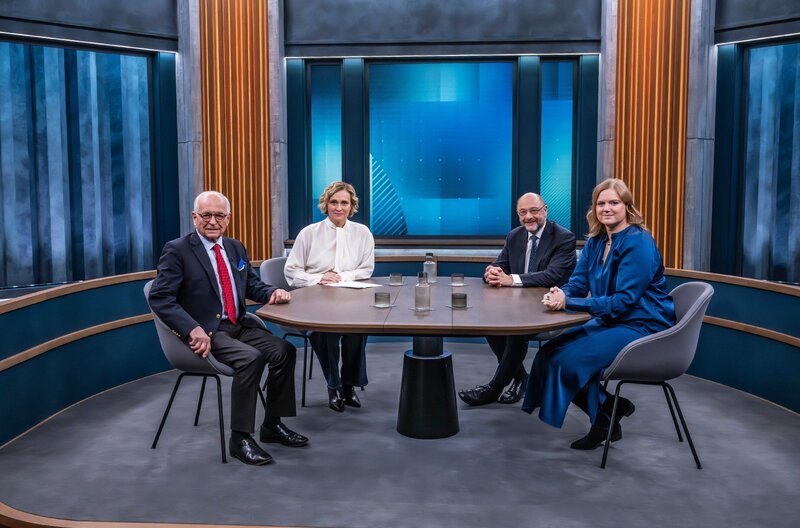 Caren Miosga mit ihren Gästen: Wolfgang Ischinger (Vorsitzender der Münchner Sicherheitskonferenz), Martin Schulz (SPD-Politiker und ehemaliger Präsident des Europäischen Parlaments) und Rieke Havertz (internationale Korrespondentin DIE ZEIT, v. l. n. r.). – Bild: NDR/​Claudius Pflug