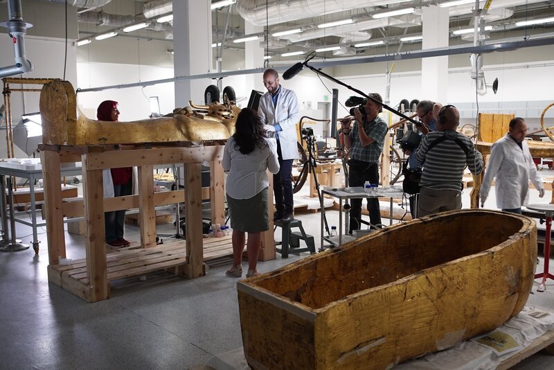 Bettany Hughes vor der Restaurierung des Sarges von Tutanchamun. – Bild: Sandstone Global