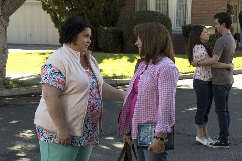 L-R: Nancy Donahue (Jen Ray) und Frankie Heck (Patricia Heaton) – Bild: American Broadcasting Companies, Inc. /​ Michael Ansell