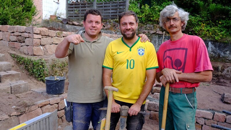 Kaiserslautern (v.l.): Baggerfahrer Henrik, Organisator Claus, Garten-Guru Ralf – Bild: VOX /​ Tokee Bros.