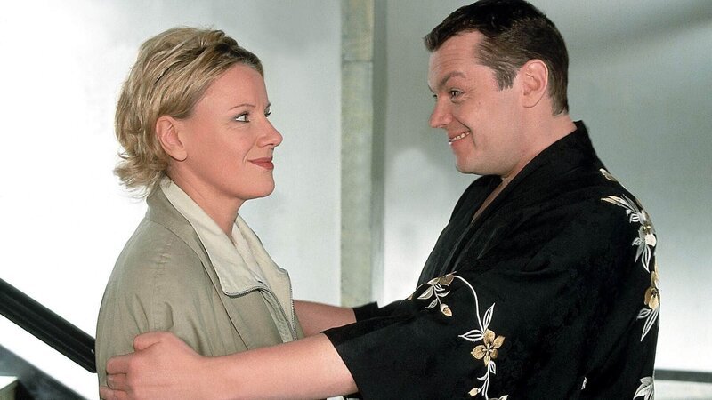 Nikola (Mariele Millowitsch) wird alles zuviel mit ihrem neuen Untermieter, dabei meint es Tim (Oliver Reinhard) doch nur gut. – Bild: RTL /​ Guido Engels