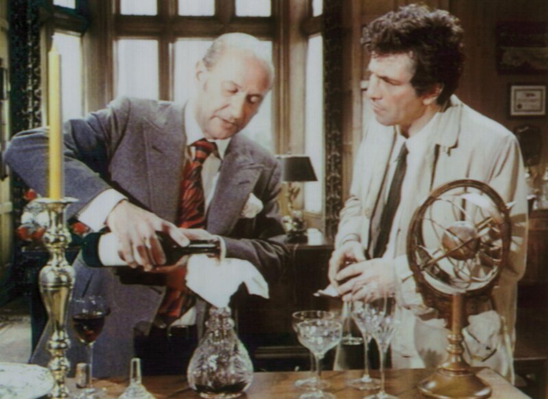 Lt. Columbo (Peter Falk) unterhält sich mit dem Winzer und Kunstsammler Adrian Carsini (Donald Pleasence, li.) über den Tod seines Bruders Ric Carsini. – Bild: RTL Crime