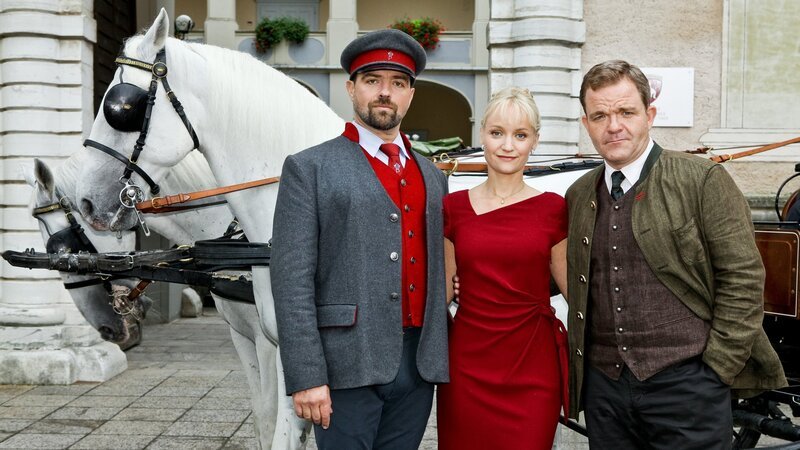 v.li.: Josef Wagner (Juergen Maurer), Katharina Lenz (Eva Herzig), Bürgermeister Brunner (Cornelius Obonya). – Bild: Romance TV /​ Petro Domenigg