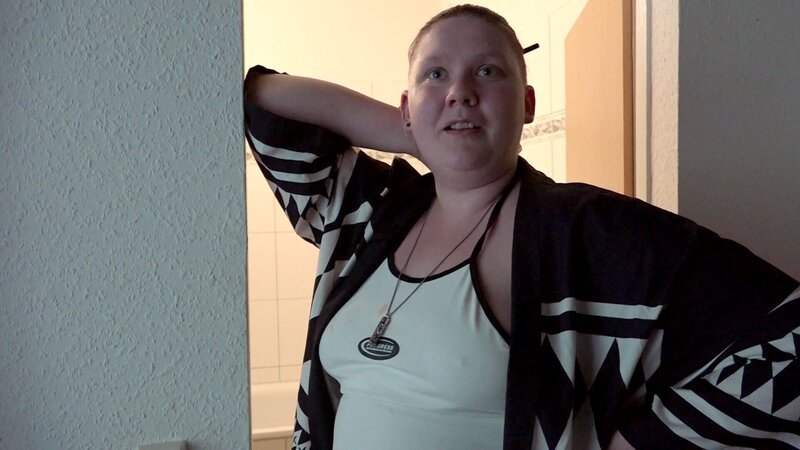 Lena hingegen freut sich über ein Schnäppchen: Eine günstig ergatterte Waschmaschine bedeutet für sie mehr Unabhängigkeit. – Bild: RTLZWEI