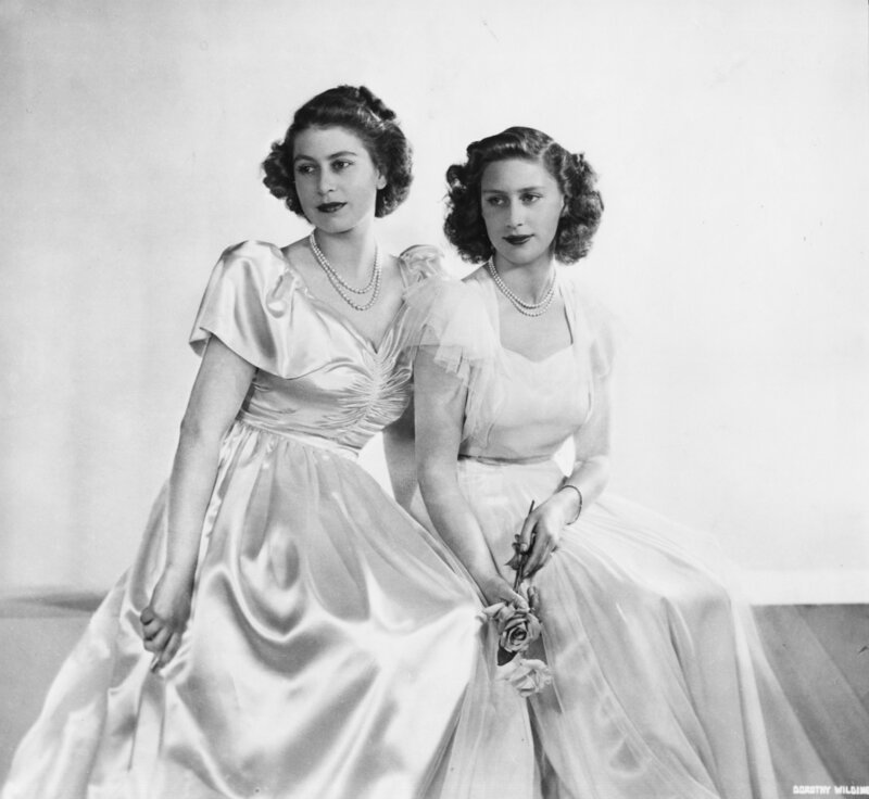 L-R: Konigin Elizabeth II und Prinzessin Margaret l-r: Queen Elizabeth II , Princess Margaret – Bild: 3DD /​ THE HISTORY CHANNEL
