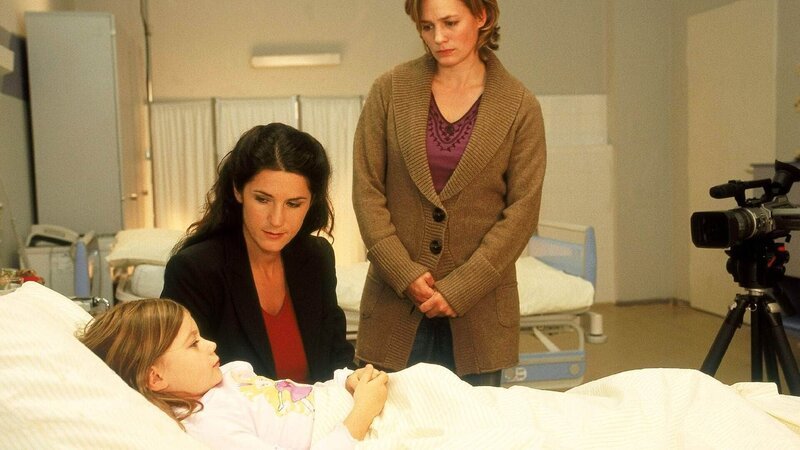 Staatsanwältin Lisa Sturm (Mariella Ahrens, Mi.) ist auf die Aussage von Julia (Cara Cammie-Großmann, li.) angewiesen. Mutter Claudia Thom (Sonsee Neu) kann nicht glauben, dass ihr Ex-Mann die gemeinsame Tochter entführt haben soll. – Bild: MG RTL D /​ Rolf Baumgartner