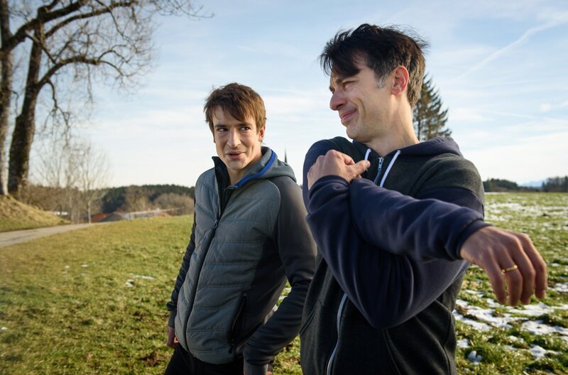 Viktor (Sebastian Fischer, l.) beneidet Robert (Lorenzo Patané, r.) um dessen Vater Werner. – Bild: ORF