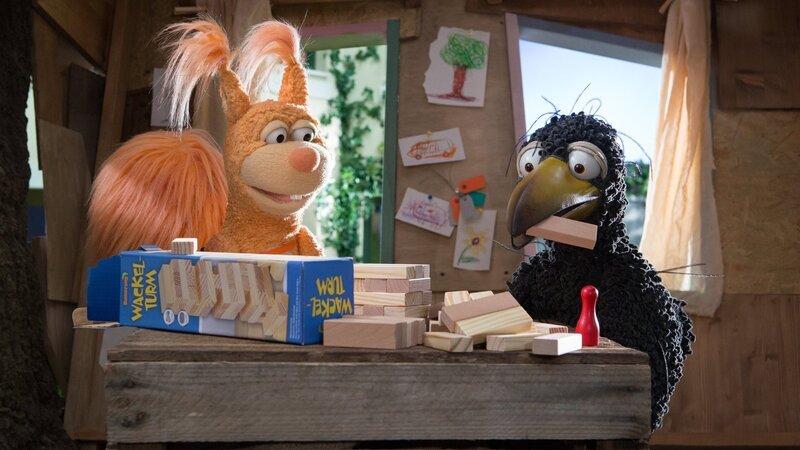 Rabe Rudi (Lennart Morgenstern) will nicht mit Ellas Klötzen spielen und schummelt deshalb. Doch Ella (Anna Menzel) durchschaut Rudi. – Bild: ZDF und Zia Ziarno