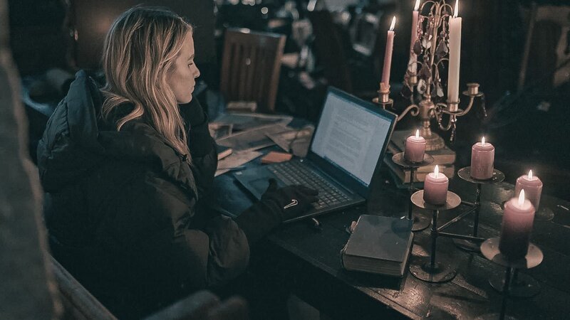 Vogue researching the history of Leap Castle – Bild: Really /​ Discover Images: RXDW104_7 /​ © 2023 Warner Bros. Discovery, Inc. or its subsidiaries and affiliates. All rights reserved.