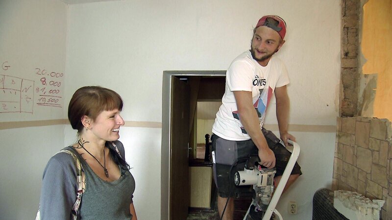 Heidi und Patrick ziehen nach einem halben Jahr Beziehung in ein stark renovierungsbedürftiges Haus. – Bild: RTL II