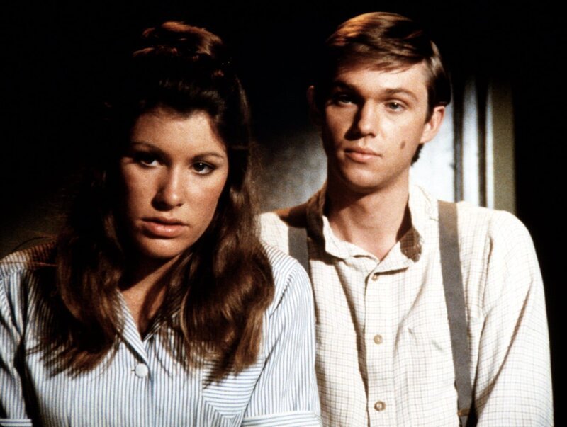 Elisabeth (Kami Cotler, l.) John-Boy (Richard Thomas, r.) machen sich große Sorgen um ihre kranke Großmutter. Zu allem Übel hat der Arzt von Walton’s Mountain den Ort verlassen … – Bild: Sat.1 Gold