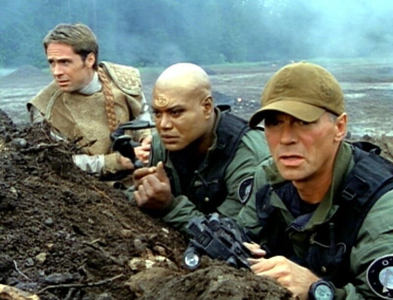 Aldwin (William de Vry, li.) hat Teal’c (Christopher Judge, mi.) und O’Neill (Richard Dean Anderson, re.) an die Oberfläche geführt. Was sie dort finden, ist allerdings nicht erfreulich … – Bild: RTL II