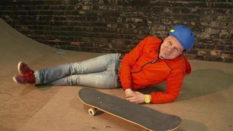 André ist auf einem Skateboard unterwegs und zeigt, was er damit alles machen kann. – Bild: WDR/​KiKA Bildredaktion