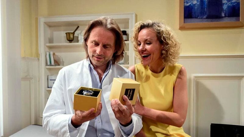 Natascha (Melanie Wiegmann, r.) macht Michael (Erich Altenkopf, l.) ein nicht ganz uneigennütziges Geschenk. – Bild: ARD/​Christof Arnold