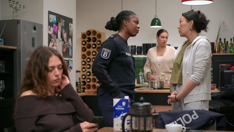 Karla ist fest entschlossen, Drogendealer bei einer Razzia hochzunehmen. Doch der Einsatz läuft völlig aus dem Ruder, und sie muss sich vor ihrem Chef rechtfertigen. Wie konnte es dazu kommen? Gibt es ein Informationsleck bei der Polizei? – Bild: RTLZWEI