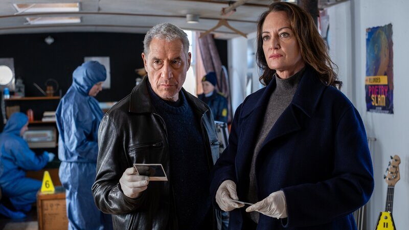Matthias Hamm (Ralph Herforth) und Jana Winter (Natalia Wörner) durchsuchen das Hausboot. – Bild: ZDF und Manju Sawhney