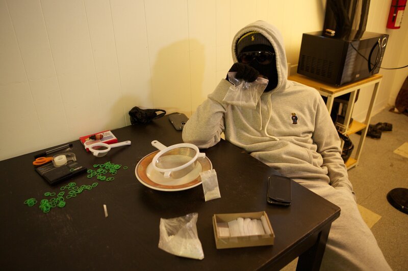 Brooklyn, New York: Drogendealer Mac, der Heroin eintütet. – Bild: Karolina Mottram /​ National Geographic Channels