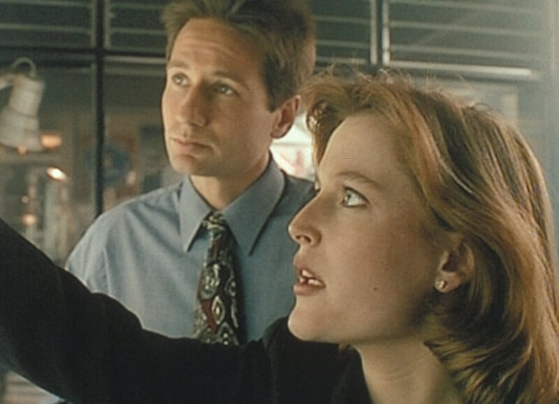 Mulder (David Duchovny, l.) und Scully (Gillian Anderson, r.) stellen bei ihren Recherchen über eine Mordserie in Aubrey, Missouri, fest, dass es dort schon vor 50 Jahren ähnliche Morde gab und der damalige Täter heute wieder auf freiem Fuß ist. – Bild: ProSieben MAXX