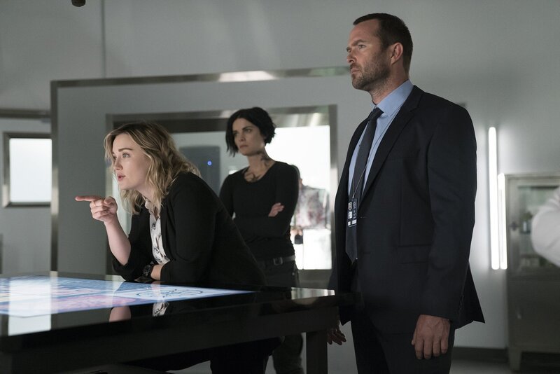 Beinahe zu spät wird Weller (Sullivan Stapleton, r.), Jane (Jaimie Alexander, M.) und Patterson (Ashley Johnson, l.) klar, wer der wahre Kopf des Verbrechersyndikats ist … – Bild: PLURIMEDIA (Warner Bros)