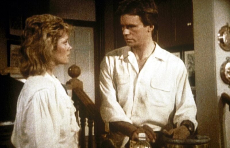 Karen (Wendy Schaal, l.) und MacGyver (Richard Dean Anderson, r.) überlegen sich einen Fluchtweg. – Bild: Paramount Pictures