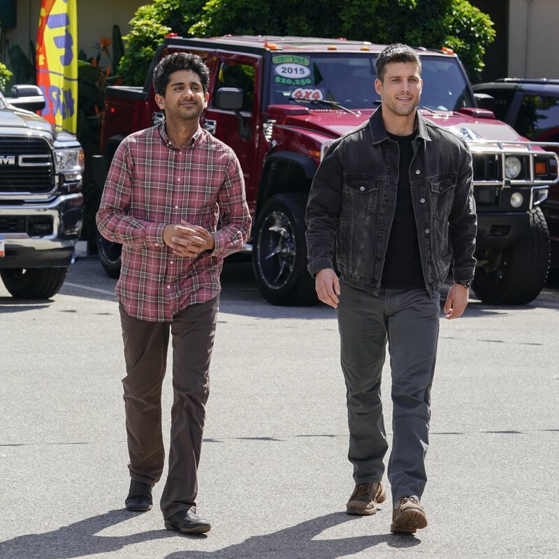 Al (Adhir Kalyan, l.); Riley (Parker Young, r.) – Bild: 2021 CBS Broadcasting, Inc. All Rights Reserved. /​ Lisa Rose Lizenzbild frei