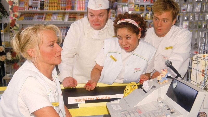 Rita (Gaby Köster, l.) hat mitbekommen, dass gegen Schumann eine gemeine Intrige läuft. Wird Rita Schumann helfen? Ihre Kollegen Bernie (Georg Alfred Wittner, 2.v.l.), Gisi (Franziska Traub) und Didi (Dustin Semmelrogge) sind gespannt … – Bild: RTL