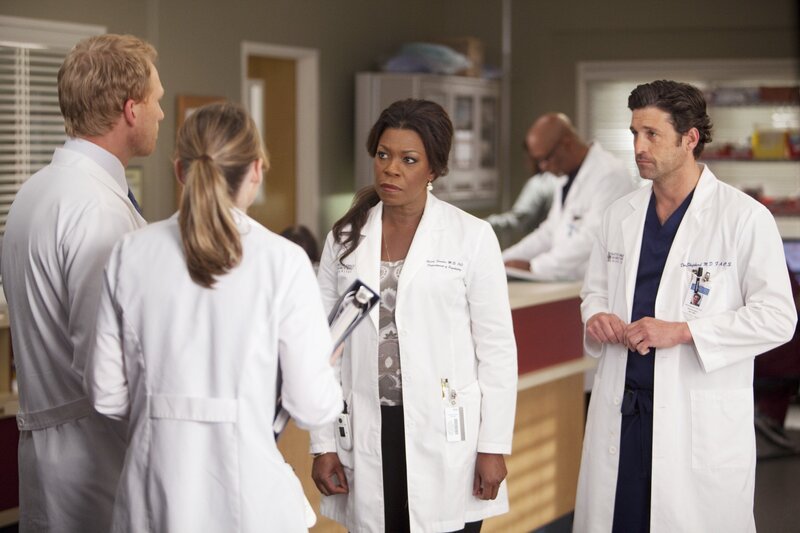 Dr. Fincher (Lorraine Toussaint, 2.v.r.), Derek (Patrick Dempsey, r.), Meredith (Ellen Pompeo, 2.v.l.) und Owen (Kevin McKidd, l.) behandeln eine Unbekannte, die sich als Beteiligte in einem aufsehenerregenden Kriminalfall entpuppt. – Bild: American Broadcasting Companies, Inc.