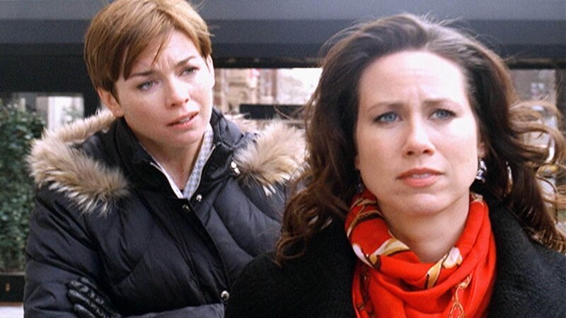 Detective Wheeler (Julianne Nicholson, l.) befragt Rebecca Slater (Miriam Shor): Weiß die Journalistin, wer ihren Kollegen vergiftet hat? – Bild: RTL