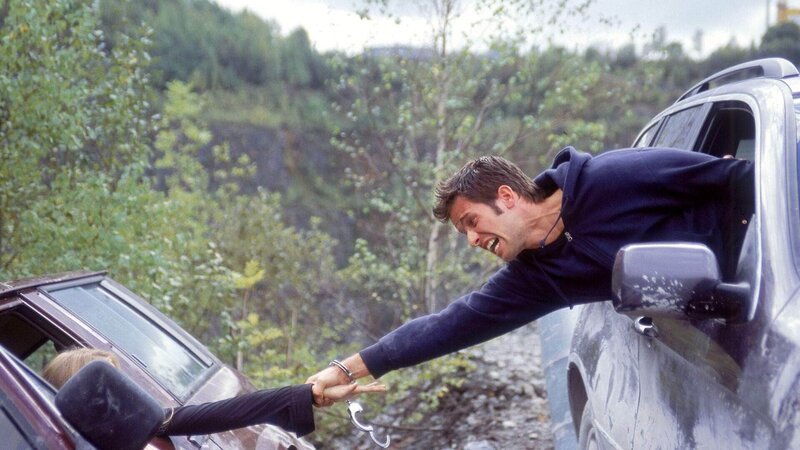 Sandra hat die Kontrolle über ihren Jeep verloren und droht in den Abgrund eines Steinbruchs zu stürzen. Jan (Christian Oliver) und Semir sind an der Unglückstelle angekommen und versuchen Sandra zu retten. – Bild: MG RTL D /​ Guido Engels