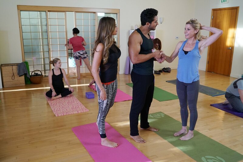 L-R: Gloria Delgado-Pritchett (Sofía Vergara), Ra (Charles Justo), Claire Dunphy (Julie Bowen) – Bild: ViacomCBS