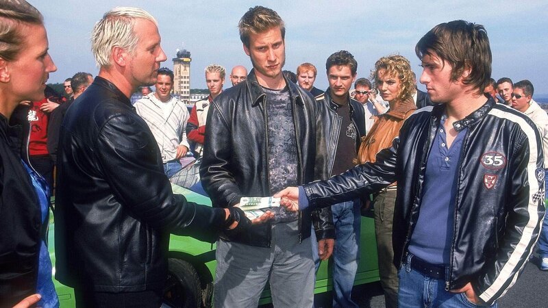 Chris (Patrick Gloßkloss, li.), Rico (Florian Jahr, re.) und Wolf (Guido A. Schick) handeln den Einsatz für das Rennen aus. – Bild: MG RTL D /​ Martin Kurtenbach