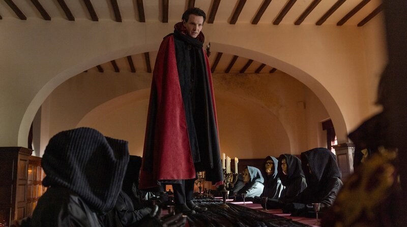 Quito (Sabin Tambrea) bei der Zusammenkunft der Strigoi – Bild: ARD Degeto Film/​SWR/​Syrreal Entertainment/​Kurt Patzak