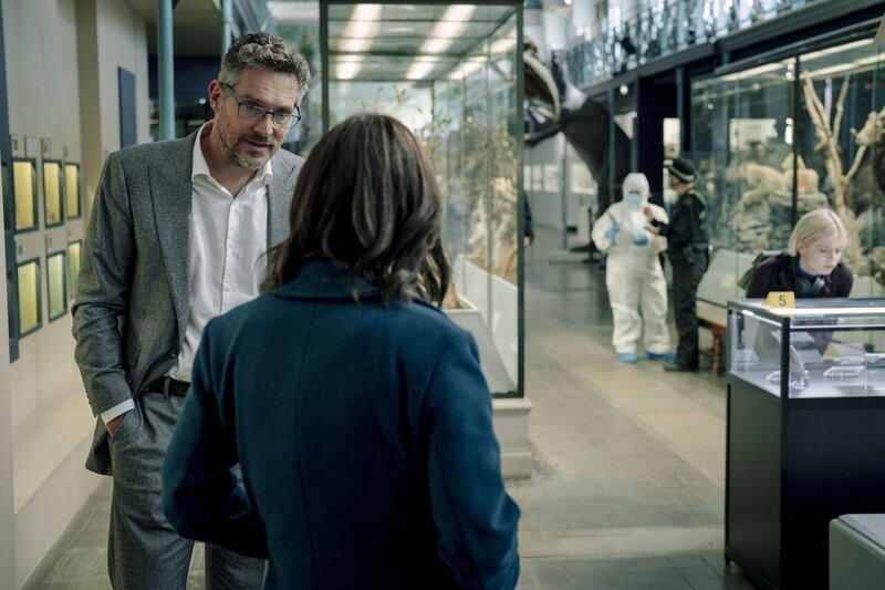 Raymond Starr (Mark Umbers, l.); Bea Metcalf (Laura Fraser, r.) – Bild: Toon Aerts