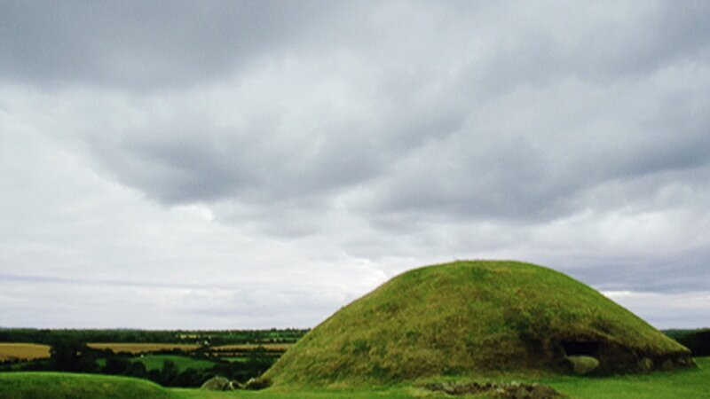 Hügelgrab, ca. 5000 Jahre alt. – Bild: ZDF and SWR