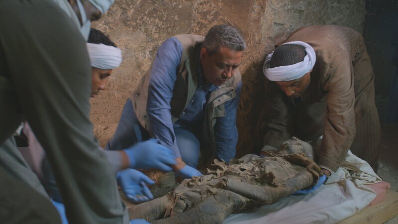 In der antiken Nekropole von Philadelphia bereitet sich das Team darauf vor, eine Mumie zu röntgen. (Windfall Films/​Andrew Richens) – Bild: National Geographic
