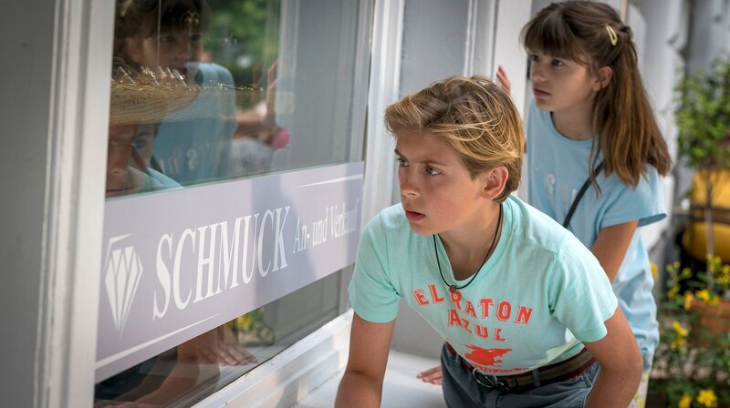 Jonny und Lou gehen Ronja bis zum Schmusckladen hinterher – Bild: NDR/​Boris Laewen