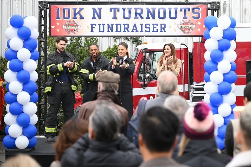 (v.l.n.r.) Jack Gibson (Grey Damon); Ben Warren (Jason George); Fire Chief Natasha Ross (Merle Dandridge); Dr. Carina DeLuca (Stefania Spampinato) – Bild: American Broadcasting Companies, Inc.