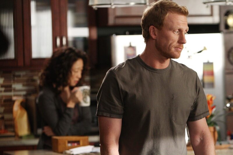 Während sich alle Ärzte im Praktikum sich Sorgen über die anstehende Prüfung machen, zwingt Cristina (Sandra Oh, l.) Owen (Kevin McKidd, r.) ihr alle intimen Details seiner Affäre zu berichten … – Bild: Touchstone Television