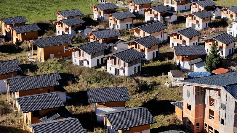 Geisterchaletdorf in Rauris. Investor ist pleite. – Bild: ORF